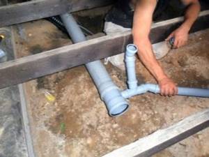 Проводим водоснабжение и монтировать трубы в каркасном доме