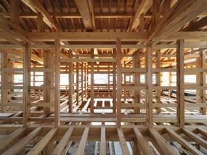 Рассчитываем деревянную балку и перекрытия на прогиб: Виды строительных балок из дерева- плюсы и минусы
