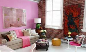 Розовая стена в комнате