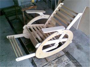 Деревянное кресло-качалка для сада