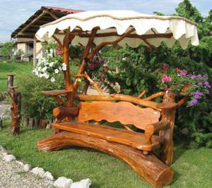 Дизайнерская скамейка из бревен и веток с тентом от дождя и солнца