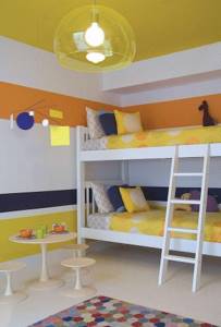 Эконом дизайн детской комнаты с двухэтажной кроватью