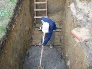 Копаем яму и монтируем арматуру