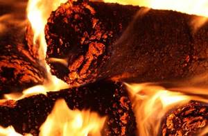 Уголь от горящего брикета