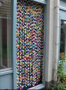 Создание мозаики из крышек от пластиковых бутылок своими руками: Какие поверхности подходят