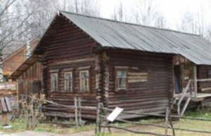 Старенький деревянный дом