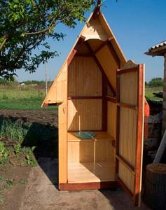 Деревянный туалет с шиферной крышей
