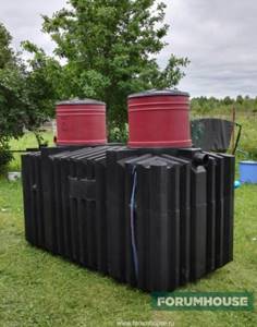 Строительство пластикового колодца для питьевой воды или канализации для септика на своем участке