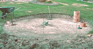 Перед тем как сделать фундамент под восьмиугольную беседку, необходимо расчистить площадку под него. Для этого снимают слой грунта (15 сантиметров).