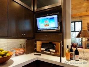 У 90% людей он есть – где повесить телевизор на кухне: Обзор