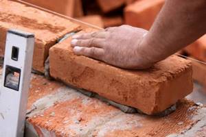 Ошибки при возведении постройки могут привести к появлению глубоких трещин и разрушению стены