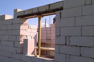 Установка перемычек и как использовать при строительстве дома из газобетонных стен и пеноблоков? Варианты