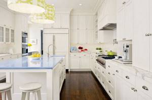 Интерьер белой кухни с цветовыми акцентами