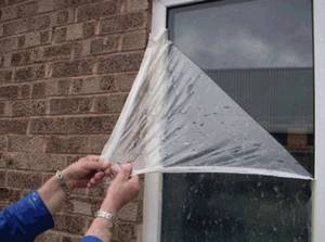 Варианты защиты окон на даче от незаконного проникновения и палящего солнца летом