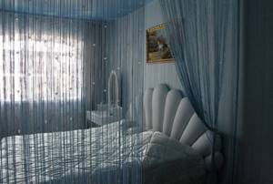 Нитяные шторы в оформлении спальни