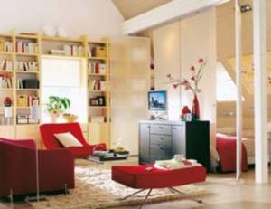 Дизайн комнаты с красной мебелью