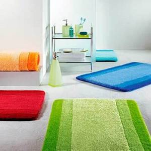 Яркие коврики в ванной комнате