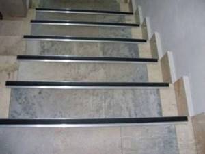 Выбираем противоскользящее покрытие для лестничных ступенек на улице и в доме? Виды материалов