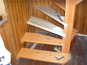 Еще один вариант простой опоры винтовой лестницы на стену – монтаж планок под ступеньки