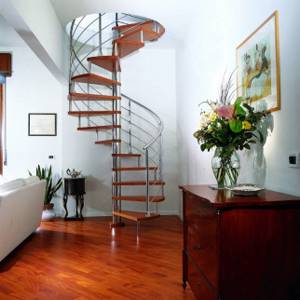 Винтовая лестница в доме на второй этаж: фото