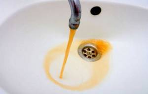 Вода со скважины желтеет – причины проблемы и как исправить ситуацию: Инструкция