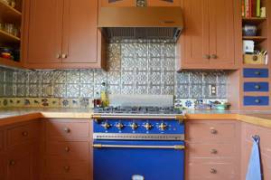 Синяя плита в интерьере кухни