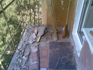 фото: очистка балконной плиты от плитки