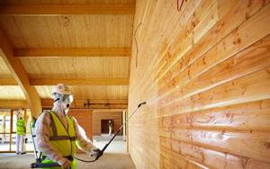 обработка деревянных стен дома для защиты от влаги