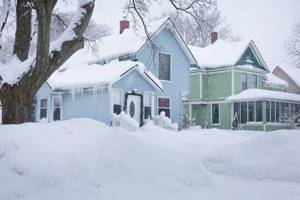 Окрашенные дома зимой