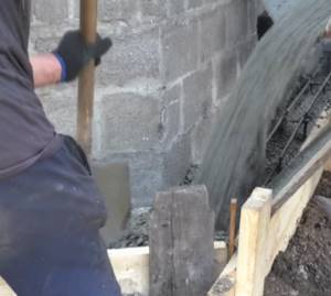 Заливаем бетонный раствор